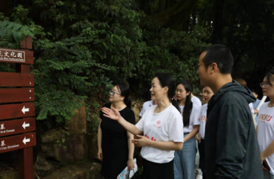 课题组成员在岳麓山抗战文化园爱国主义教育基地开展公示语、讲解词翻译实践